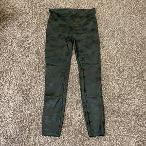 Spanx Green Camo Faux Leather Leggings Sz. Large